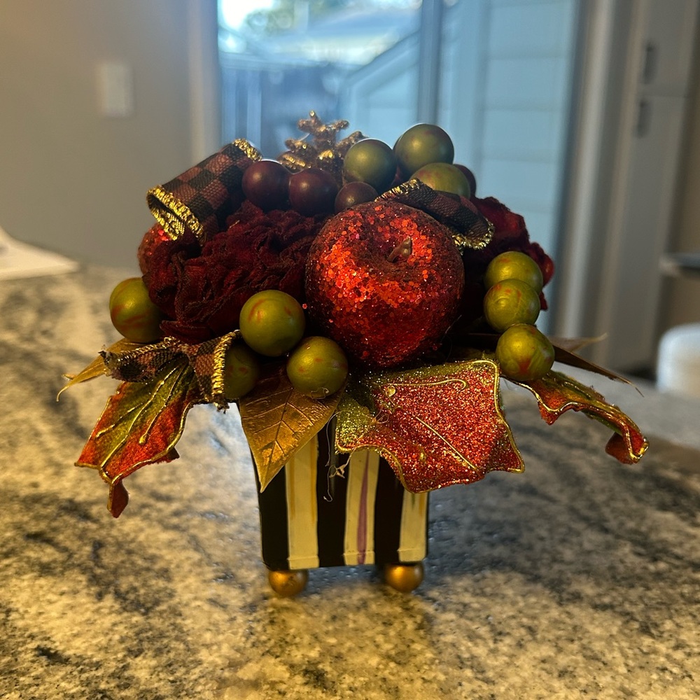 MACKENZiE CHiLDS arrangement